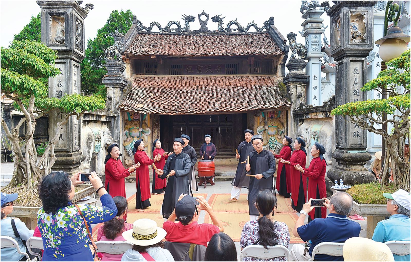 Phú Thọ mấy ngàn năm trước là vùng đất cổ, đất phát tích của dân tộc Việt Nam, nơi Vua Hùng chọn làm kinh đô của nước Văn Lang - nhà nước đầu tiên của dân tộc Việt Nam. Trên vùng đất cội nguồn giàu đẹp ấy, tổ tiên ta đã trải qua hàng ngàn năm đấu tranh dựng nước và giữ nước, để lại những truyền thống vô cùng quý giá còn in đậm trong tâm khảm, tính cách của người Phú Thọ hôm nay: giàu sáng tạo trong lao động, giàu lòng nhân ái trong lối sống, giàu khí phách trong đấu tranh chống kẻ thù xâm lược, giàu tình yêu quê hương, đất nước. Mỗi tên đất, tên làng, tên núi, tên sông ở vùng đất này đều gắn với kỳ tích dựng nước và giữ nước của dân tộc Việt Nam.